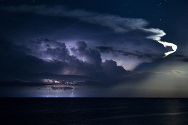 Largas noches de tormentas lejanas